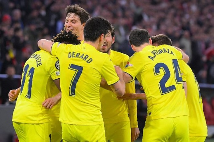 Villarreals Nigerian midfielder Samuel Chukwueze (L) celebrates scoring the 1-1 with his team-mates during the UEFA Champions League quarter-final, second leg football match FC Bayern Munich v FC Villarreal in Munich, southern Germany on April 12, 2022. (Photo by Jose Jordan / AFP)