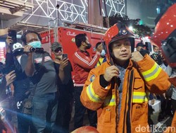 Saat Wali Kota Surabaya Ikut Berjibaku Padamkan Kebakaran TP 5