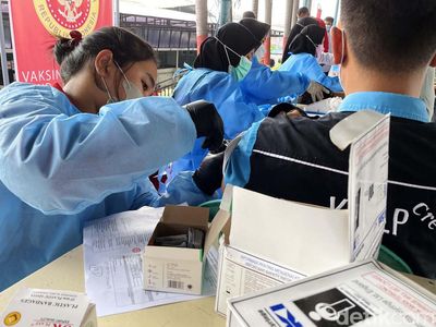 Warga Binaan Lapas Cipinang Divaksinasi Booster