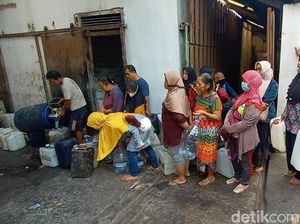 Antrean Mengular Demi Migor Curah di Kudus, Warga Sambat Stok Langka