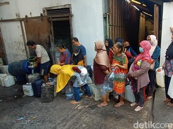 Antrean Mengular Demi Migor Curah di Kudus, Warga Sambat Stok Langka