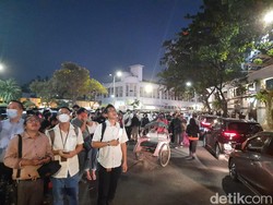 Warga Tumplek Blek Nonton-Rekam Tunjungan Plaza 5 Terbakar