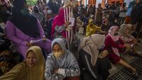 Warga Tegal dan Banjarmasin Ramai-ramai Antre BLT Minyak Goreng