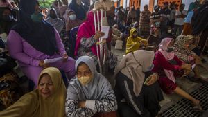 Warga Tegal dan Banjarmasin Ramai-ramai Antre BLT Minyak Goreng