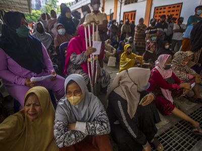 Warga Tegal dan Banjarmasin Ramai-ramai Antre BLT Minyak Goreng