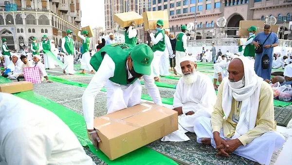 Potret Hidangan Berbuka yang Dibagikan di Masjidil Haram dan Masjid Nabawi