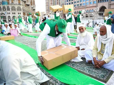 Potret Hidangan Berbuka yang Dibagikan di Masjidil Haram dan Masjid Nabawi