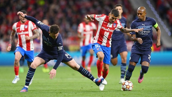 MADRID, SPAIN - APRIL 13: Aymeric Laporte of Manchester City battles for possession with Angel Correa of Atletico Madrid during the UEFA Champions League Quarter Final Leg Two match between Atletico Madrid and Manchester City at Wanda Metropolitano on April 13, 2022 in Madrid, Spain. (Photo by David Ramos/Getty Images)