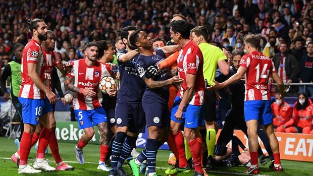MADRID, SPAIN - APRIL 13: İlkay Gundogan and Raheem Sterling of Manchester City clash with Jan Oblak and Stefan Savic of Atletico Madrid during the UEFA Champions League Quarter Final Leg Two match between Atletico Madrid and Manchester City at Wanda Metropolitano on April 13, 2022 in Madrid, Spain. (Photo by Shaun Botterill/Getty Images)