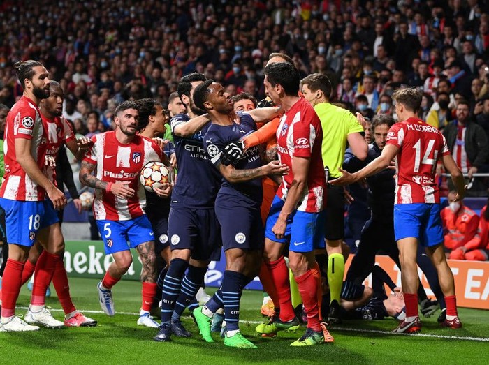 MADRID, SPAIN - APRIL 13: İlkay Gundogan and Raheem Sterling of Manchester City clash with Jan Oblak and Stefan Savic of Atletico Madrid during the UEFA Champions League Quarter Final Leg Two match between Atletico Madrid and Manchester City at Wanda Metropolitano on April 13, 2022 in Madrid, Spain. (Photo by Shaun Botterill/Getty Images)