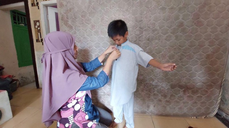 Haru Bocah Berkelamin Ganda Terima Baju Lebaran, Kamu Masih Bisa Bantu!