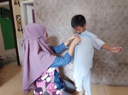 Haru Bocah Berkelamin Ganda Terima Baju Lebaran, Kamu Masih Bisa Bantu!