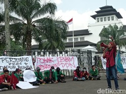 Kembali Demo, Mahasiswa Bandung: Supaya Bunda Masak Tenang di Dapur