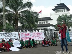 Kembali Demo, Mahasiswa Bandung: Supaya Bunda Masak Tenang di Dapur Kembali Demo, Mahasiswa Bandung: Supaya Bunda Masak Tenang di Dapur
