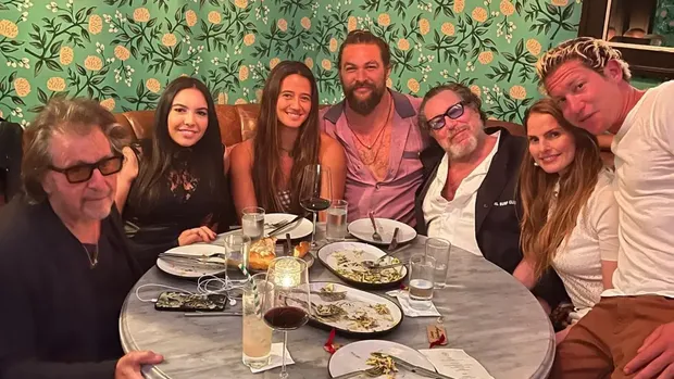 Al Pacino dan Noor Alfallah (kiri) saat makan malam bersama di Los Angeles, AS, Sabtu (9/4/2022).