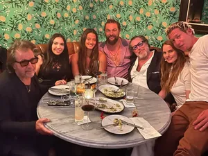 Al Pacino Rayakan Ultah ke-82 dengan Kekasih Berusia 28 Tahun Al Pacino Rayakan Ultah ke-82 dengan Kekasih Berusia 28 Tahun