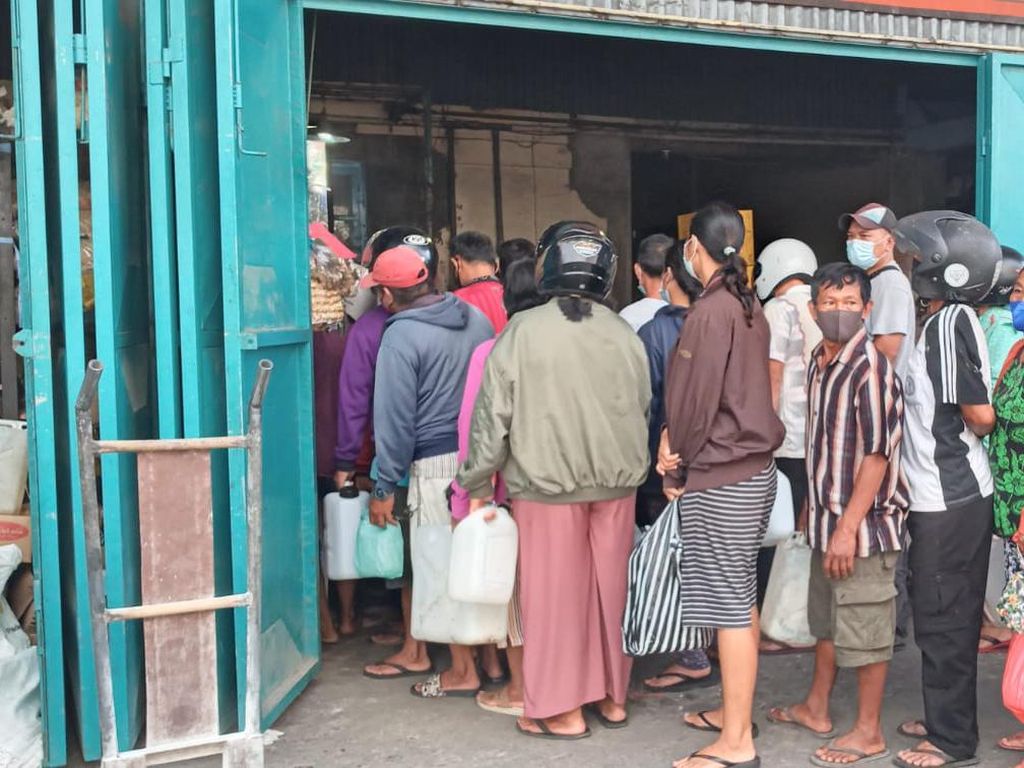 Pasokan Terbatas, Pembeli Minyak Goreng Antre dari Pagi di Tabanan