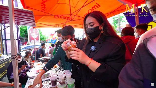 Anut Agama Hindu, Maharani Kemala Asyik Borong Takjil di Bali