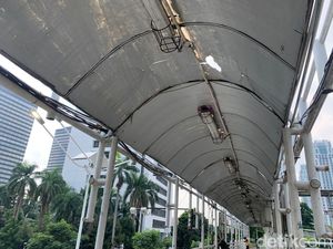 Tersisa 1 Lubang Atap JPO Dukuh Atas Menanti Perbaikan