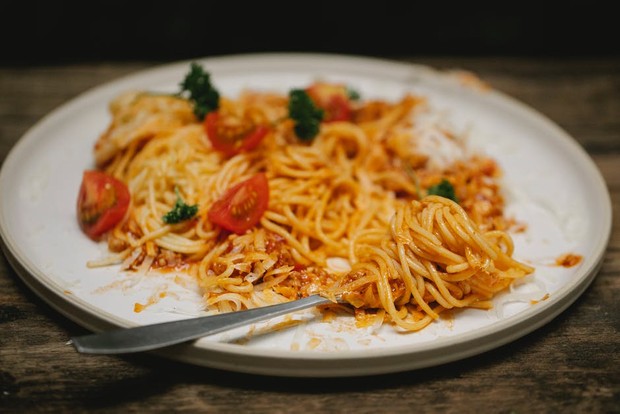 Awas! Mie instan tinggi garam dan micin. Bisa picu darah tinggi dan perut kembung/Foto: pexels.com/Klaus Nielsen