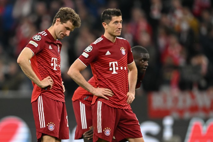 MUNICH, GERMANY - APRIL 12: Robert Lewandowski of FC Bayern Muenchen and Thomas Mueller of FC Bayern Muenchen react dejected after the UEFA Champions League Quarter Final Leg Two match between Bayern München and Villarreal CF at Football Arena Munich on April 12, 2022 in Munich, Germany. (Photo by Christian Kaspar-Bartke/Getty Images)