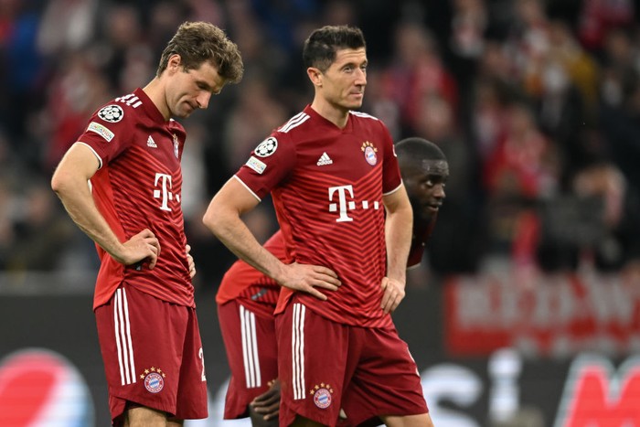 Bayern Munich vs Villarreal MUNICH, GERMANY - APRIL 12: Robert Lewandowski of FC Bayern Muenchen and Thomas Mueller of FC Bayern Muenchen react dejected after the UEFA Champions League Quarter Final Leg Two match between Bayern MΓΌnchen and Villarreal CF at Football Arena Munich on April 12, 2022 in Munich, Germany. (Photo by Christian Kaspar-Bartke/Getty Images)