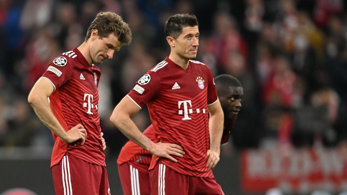 Thomas Mueller dan Robert Lewandowski tertunduk usai Bayern Munich tersingkir di Liga Champions. Foto: (Getty Images)