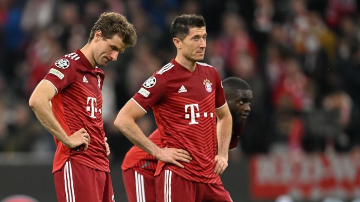 MUNICH, GERMANY - APRIL 12: Robert Lewandowski of FC Bayern Muenchen and Thomas Mueller of FC Bayern Muenchen react dejected after the UEFA Champions League Quarter Final Leg Two match between Bayern München and Villarreal CF at Football Arena Munich on April 12, 2022 in Munich, Germany. (Photo by Christian Kaspar-Bartke/Getty Images)