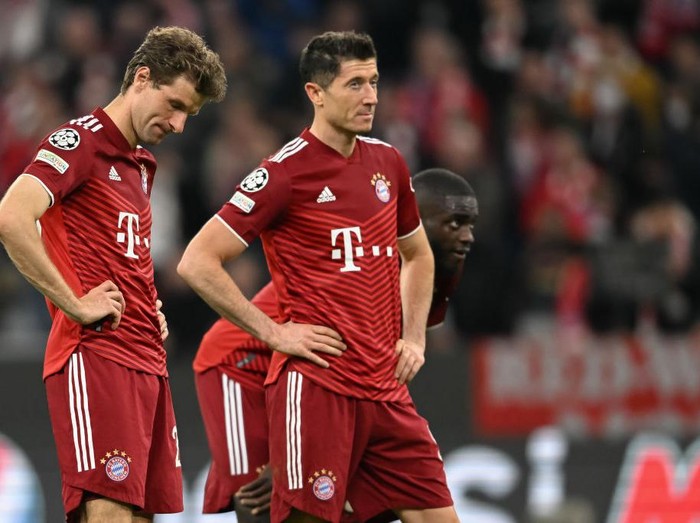 MUNICH, GERMANY - APRIL 12: Robert Lewandowski of FC Bayern Muenchen and Thomas Mueller of FC Bayern Muenchen react dejected after the UEFA Champions League Quarter Final Leg Two match between Bayern München and Villarreal CF at Football Arena Munich on April 12, 2022 in Munich, Germany. (Photo by Christian Kaspar-Bartke/Getty Images)
