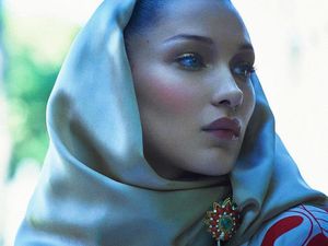 10 Artis Dunia Pakai Hijab, Pesona Kendall Jenner Hingga Bella Hadid Bikin Adem 10 Artis Dunia Pakai Hijab, Pesona Kendall Jenner Hingga Bella Hadid Bikin Adem