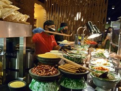 Lamak Bana! Buka Puasa Pakai Nasi Kapau hingga Durian Creamy Legit di Sini