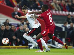 Inilah salah satu aksi Darwin Nunez ketika melawan Liverpool yang kini ia bela. Foto: (AP/Jon Super)