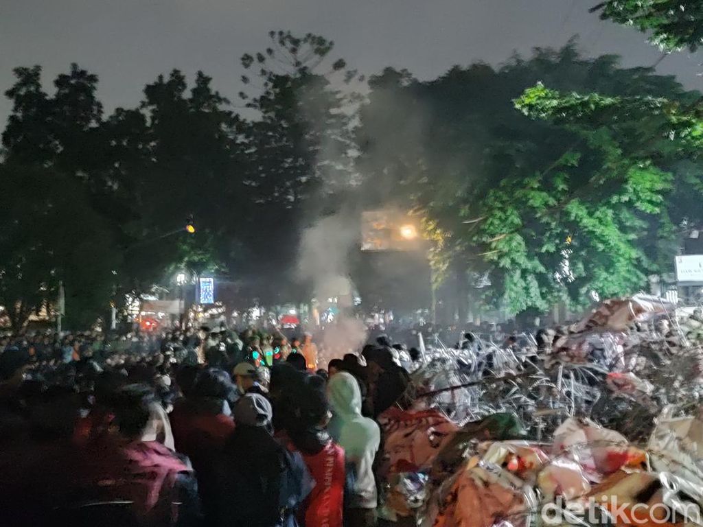 Polisi Sekat Kelompok Anarko, Gelombang Unjuk Rasa di Bandung Tertib
