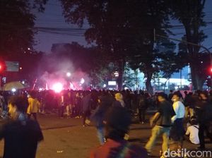 Snapshot: Melihat Mahasiswa Bandung Kembali Demo dari Siang hingga Malam Snapshot: Melihat Mahasiswa Bandung Kembali Demo dari Siang hingga Malam