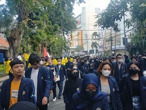 Mahasiswa yang Demo di DPRD Jatim Tak Bisa Akses HP: Mosok Sinyale Disadap?