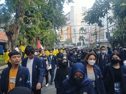 Mahasiswa yang Demo di DPRD Jatim Tak Bisa Akses HP: Mosok Sinyale Disadap?