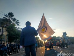 Puas Ditemui Ketua DPRD Jatim, Mahasiswa Bubar Bergandengan Tangan