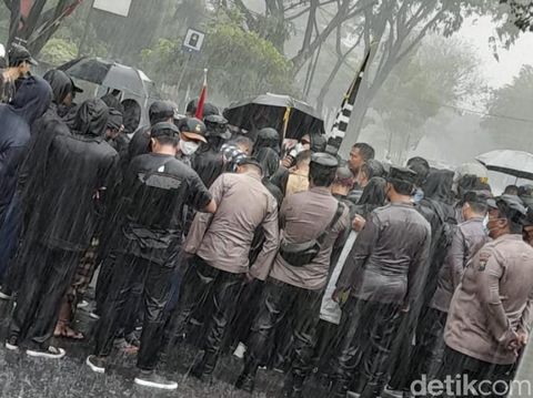 Mahasiswa di Kediri demo dalam 3 hari secara berturut-turut. Mulai dari Senin (11/4) hingga Rabu (13/4).