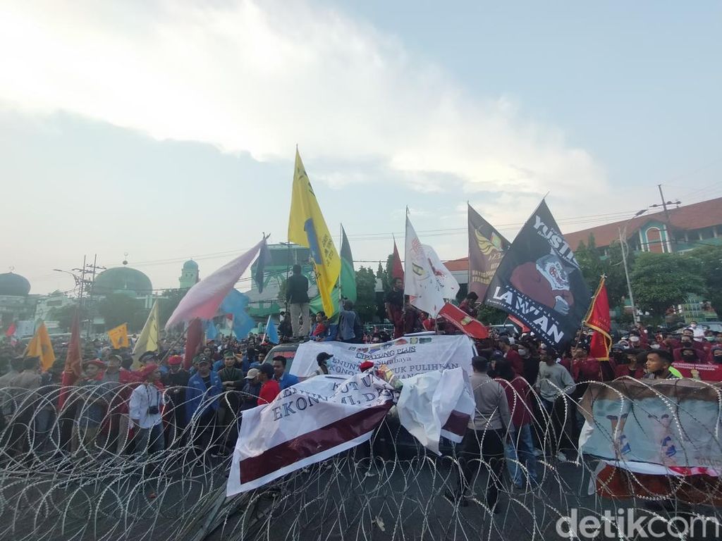 Snapshot: Warna-warni Mahasiswa Demo di Surabaya