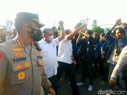 Ketua DPRD Jatim Temui Mahasiswa, Didesak Tandatangani 7 Tuntutan