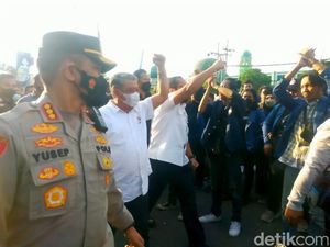 Ketua DPRD Jatim Temui Mahasiswa, Didesak Tandatangani 7 Tuntutan Ketua DPRD Jatim Temui Mahasiswa, Didesak Tandatangani 7 Tuntutan