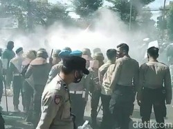 Demo Mahasiwa Probolinggo Diwarnai Bakar Ban-Blokade Jalan Pantura