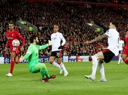 Benfica bikin gol lagi untuk membuat skor 3-3 di menit ke-82! Kali ini Nunez yang menerima umpan terobosan Joao Mario dan menaklukkan Alisson dengan sepakan ke tiang jauh. Reuters/Phil Noble