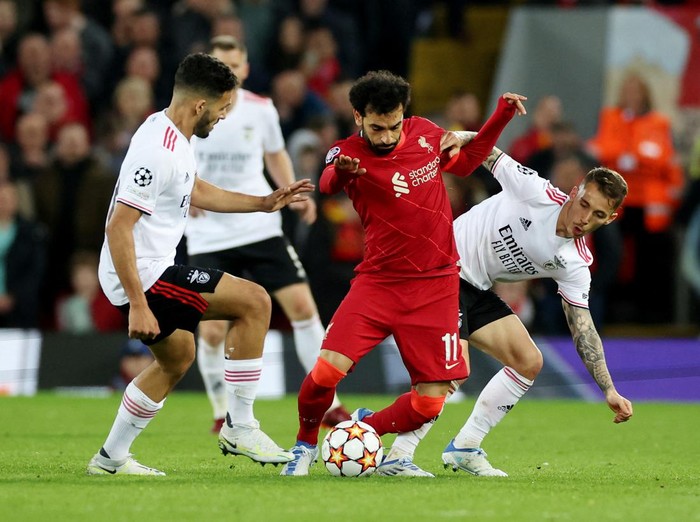 Soccer Football - Champions League - Quarter Final - Second Leg - Liverpool v Benfica - Anfield, Liverpool, Britain - April 13, 2022 Liverpool's Jordan Henderson in action with Benfica's Everton REUTERS/Phil Noble