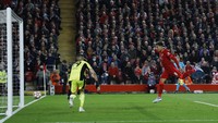 Firmino! Penyerang asal Brasil itu menjauhkan keunggulan Liverpool jadi 3-1 pada menit ke-65. Reuters/Jason Cairnduff