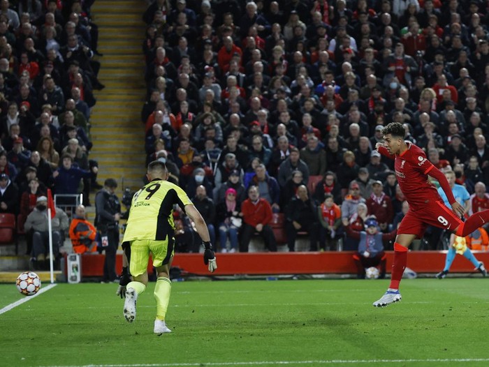 Soccer Football - Champions League - Quarter Final - Second Leg - Liverpool v Benfica - Anfield, Liverpool, Britain - April 13, 2022 Liverpool's Roberto Firmino scores their second goal Action Images via Reuters/Jason Cairnduff