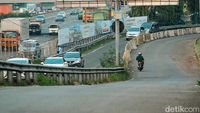 Duh! Pemotor Nekat Lawan Arah di Exit Tol Tangerang