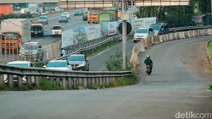 Duh! Pemotor Nekat Lawan Arah di Exit Tol Tangerang