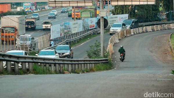 Duh! Pemotor Nekat Lawan Arah di Exit Tol Tangerang