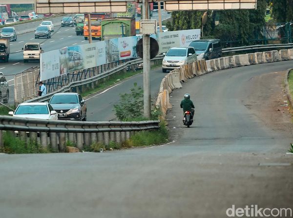 Duh! Pemotor Nekat Lawan Arah di Exit Tol Tangerang